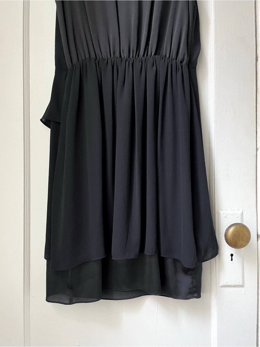 H&M Classic Black Sleeveless V-Neck Dress - Elegant Draped Detail - Picture 7 of 9